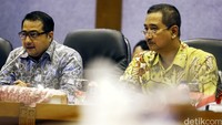 Rapat dipimpin oleh Ketua Komisi X Teuku Riefky Harsya (kiri).