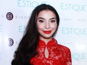 Manohara Mesra dengan Pria Plontos, Kabarnya Sudah Menikah