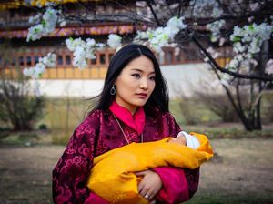 Raja & Ratu Bhutan Pamer Foto Bayi Pewaris Kerajaan yang Berusia 2 Minggu