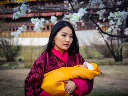 Raja & Ratu Bhutan Pamer Foto Bayi Pewaris Kerajaan yang Berusia 2 Minggu