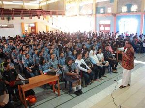 Onno Ajak Pelajar Nias Narsis dengan Android