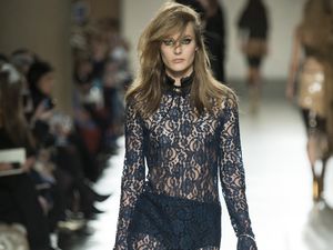 Topshop Tampilkan Busana Musim Dingin Seksi di London Fashion Week