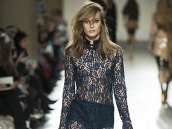 Topshop Tampilkan Busana Musim Dingin Seksi di London Fashion Week