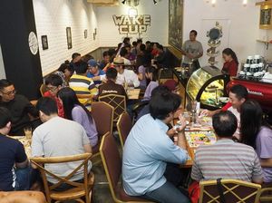 JKT48 Seru-seruan Main Monopoli Bareng Fans