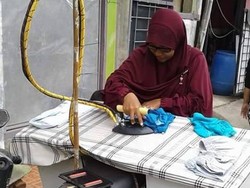 Gokil, Gosok Keliling Pakai Motor Bebek