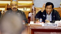 Ketua Komite Ad Hoc Reformasi Agum Gumelar (kanan) menghadiri rapat di gedung DPR, Jakarta, Senin (22/2/2016).