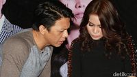 Ariel dan Momo Lagi Lihat Apa Tuh di Handphone?