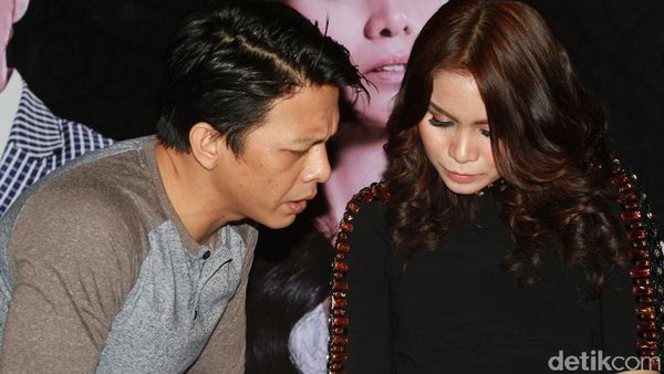 Ariel dan Momo Lagi Lihat Apa Tuh di Handphone?