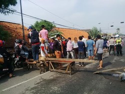 Warga Blokir Jalan Tuntut Perbaikan Kawasan Kalianak