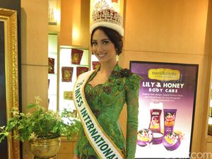Foto: Miss International 2015 Cantik Berkebaya Saat ke Jakarta