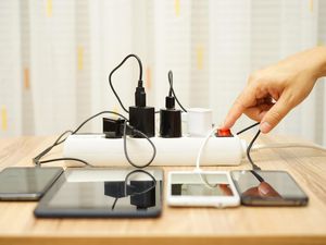 Memakai Ponsel Saat Sedang Di-charge Bisa Merusak Sperma