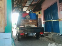 Melihat Aktivitas Warga Kalijodo Angkut-angkut Perabotan