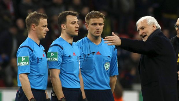 Rudi Voeller berdiskusi dengan perangkat pertandingan.