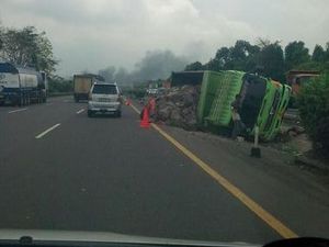 Truk Bermuatan Pasir Terguling, Lalin Tol Cikupa Jakarta ke Merak Padat