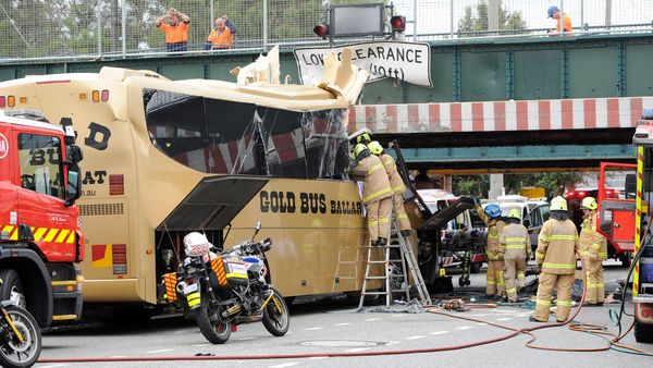 Bus Tabrak Jembatan di Australia