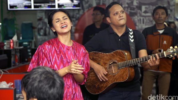 Yuk, Lihat Andien Nyanyi di detikcom