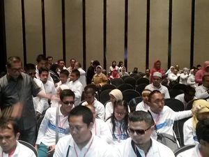 300 Tuna Netra Jabar Dapat Wakaf Quran Digital Braille