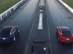 Pasangan Suami Istri Ini Adu Kecepatan Pakai Mobil Listrik