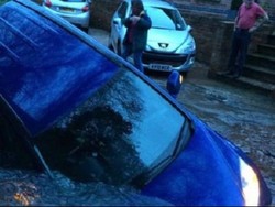 Jalan Berlubang karena Genangan Air dari Pipa Pecah, Mobil Melesak Masuk