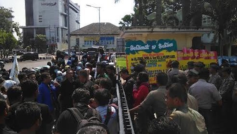 Bupati Jember Didemo Ratusan Buruh di Hari Pertama Kerja Bupati Jember Didemo Ratusan Buruh di Hari Pertama Kerja