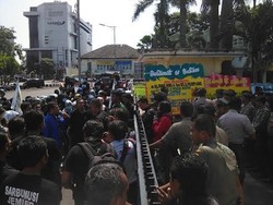 Bupati Jember Didemo Ratusan Buruh di Hari Pertama Kerja