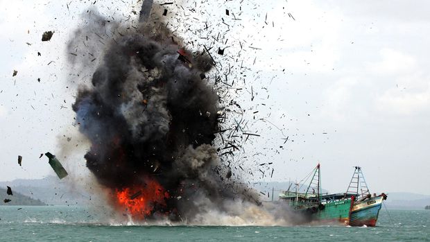 Petugas gabungan Kementerian Kelautan dan Perikanan (KKP) dan TNI AL menenggelamkan 10 kapal asing pencuri ikan, di Batam, Kepulauan Riau, 2016.