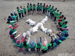 Aksi Bersihkan Laut dari Sampah