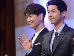 Song Joong Ki dan Onew SHINee Seperti Kembar di Press Conference DOTS
