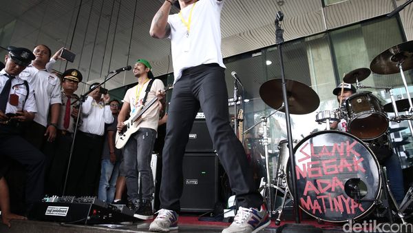 Slank Konser di Lobi Kantor KPK