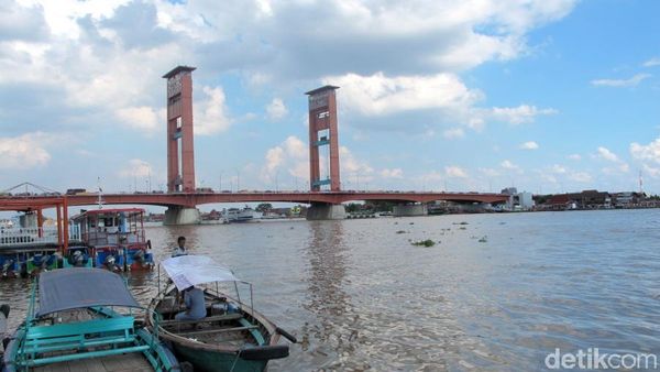 Melihat Gerhana Matahari Sambil Jelajahi Sungai Musi