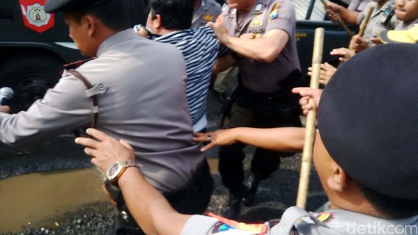 Demo Protes Jalan Rusak Berlangsung Ricuh