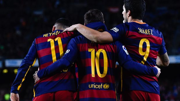 BARCELONA, SPAIN - FEBRUARY 14:  (R-L) Luis Suarez of FC Barcelona celebrates with his team mates Lionel Messi and Neymar of FC Barcelona after scoring his team's third goal during the La Liga match between FC Barcelona and Celta Vigo at Camp Nou on February 14, 2016 in Barcelona, Spain.  (Photo by David Ramos/Getty Images)