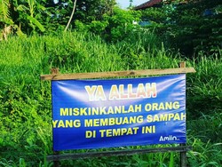 Spanduk Lucu, Kutukan pada Orang yang Buang Sampah Sembarangan!