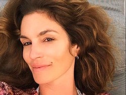 Ultah ke-50, Cindy Crawford Pamer Wajah Awet Muda Tanpa Makeup