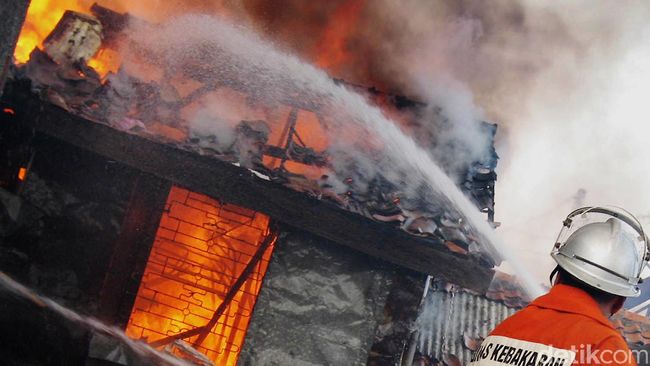Rumah di Cengkareng Kebakaran, 12 Unit Damkar Dikerahkan Rumah di Cengkareng Kebakaran, 12 Unit Damkar Dikerahkan
