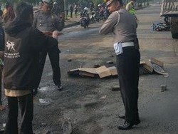 Biker Terjang Lubang Jalan Tewas Terlindas Truk