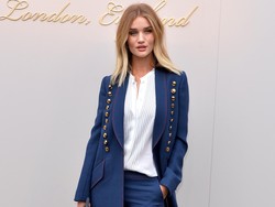 Stylish in Coat! Inspirasi Gaya Selebriti Berjaket di Fashion Show Burberry