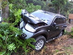 Pajero Sport Tabrak Pohon, Diduga Pengemudi Mabuk dan Ngantuk