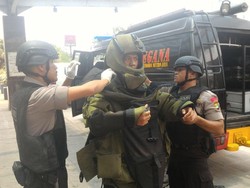 Gegana Angkut Kotak Mencurigakan di Plaza Kalibata, Dipastikan Bukan Bom