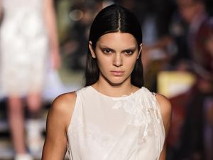 Dokter Kulit Kendall Jenner Berikan Tips untuk Kurangi Jerawat Punggung