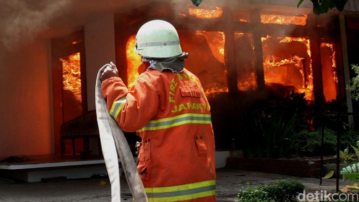  Kebakaran  Rumah  di Tanjung Priok 13 Unit Mobil Damkar 