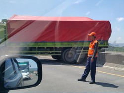 Truk Tabrak Pembatas, Tol Purbaleunyi Arah Bandung Macet 5 Km