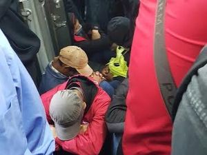 Jangan Tiru Orang-orang ini, Duduk di Lantai Commuter Line dan Tidur