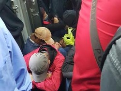 Jangan Tiru Orang-orang ini, Duduk di Lantai Commuter Line dan Tidur