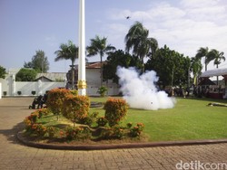 TNI-Polri Latihan Bareng Tangani Teroris, Peragakan Penyelamatan Pejabat Bank
