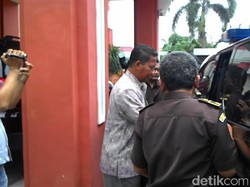 Diduga Terima Gratifikasi, Kepala BLH Lamongan Dijebloskan Tahanan