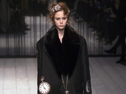 Kembali ke Rumah, Koleksi Alexander McQueen Lebih Feminin & Kaya Bordir