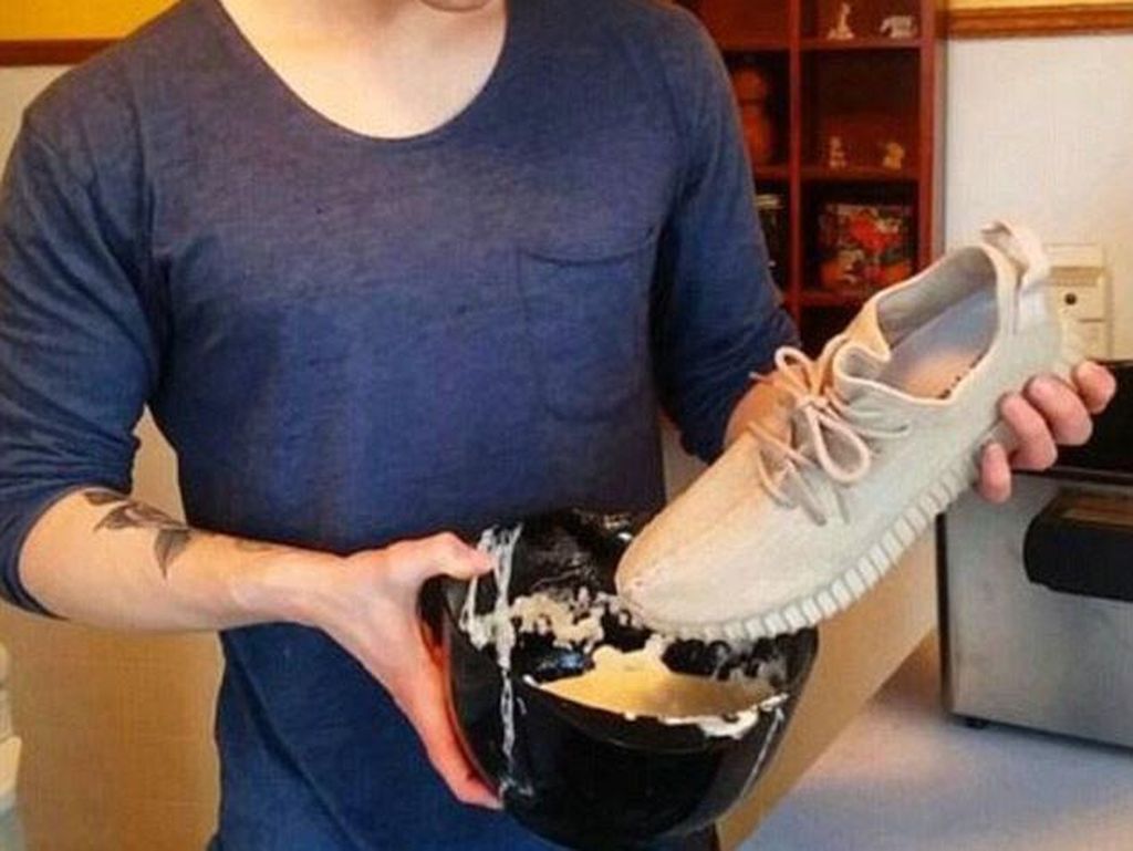Berharga Rp 13 Juta, Sepatu Kanye West Malah Digoreng YouTuber Ini Berharga Rp 13 Juta, Sepatu Kanye West Malah Digoreng YouTuber Ini
