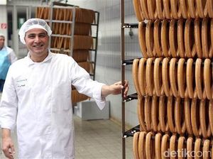 Yang Paling Laris dari Volkswagen Adalah Mobil..Eh Sosis