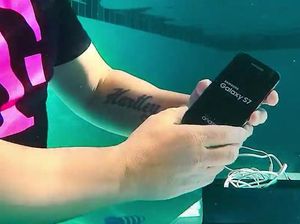 Unik! Unboxing Galaxy S7 di Dalam Air Unik! Unboxing Galaxy S7 di Dalam Air